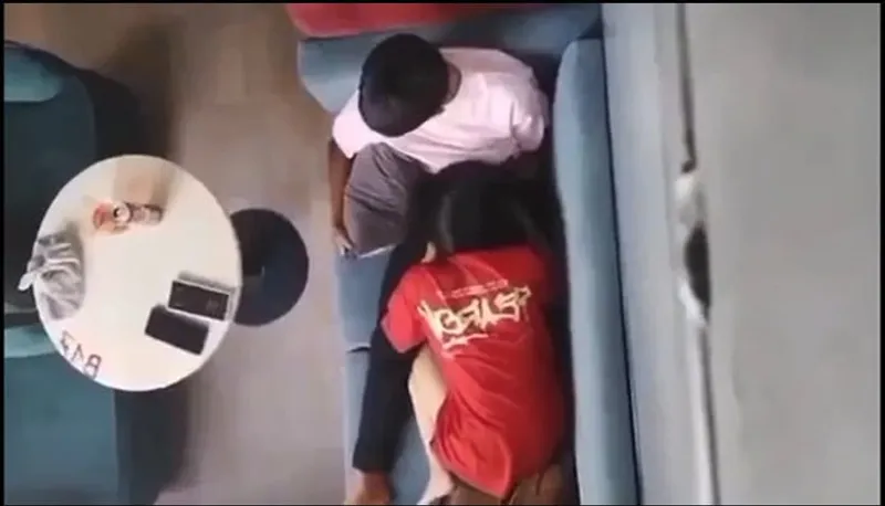 Quay lén bồ mút mút cho em gái nơi công cộng